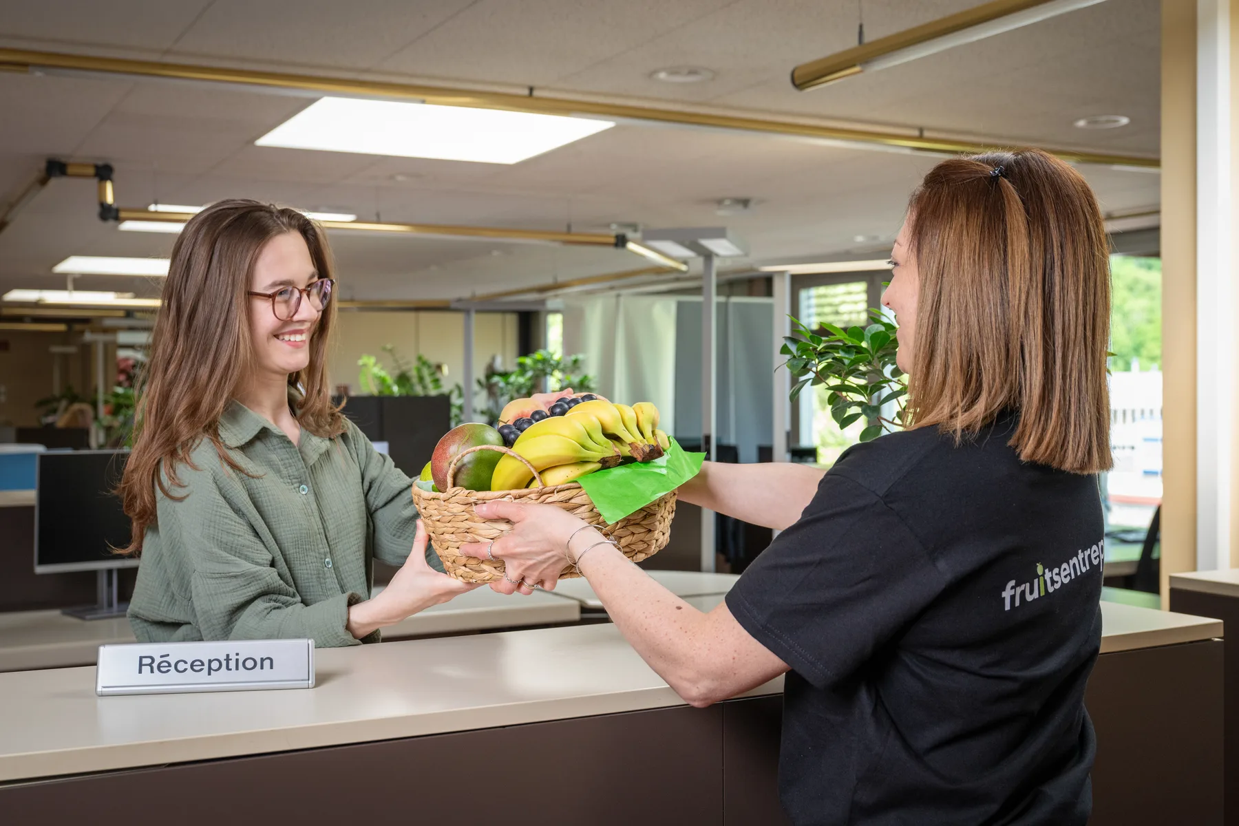 Übergabe eines Firmenfrüchte-Korbs am Empfang